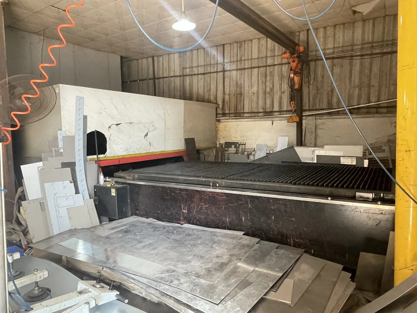 Fiber laser cutting machine